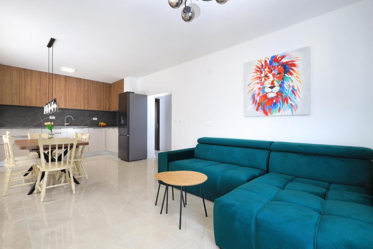 Bonaca Apartments With Terrace And Private Parking Kaštela المظهر الخارجي الصورة