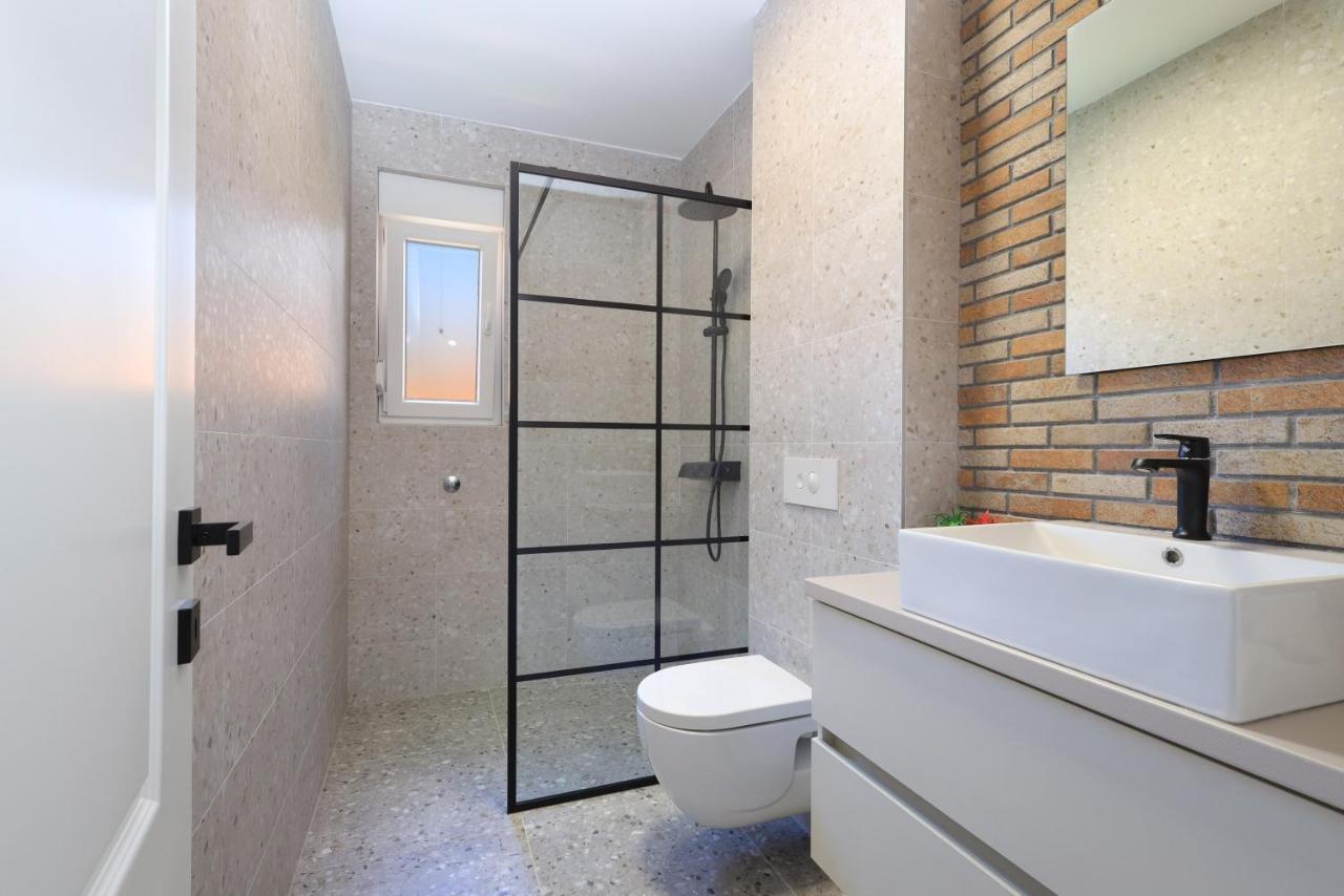 Bonaca Apartments With Terrace And Private Parking Kaštela المظهر الخارجي الصورة