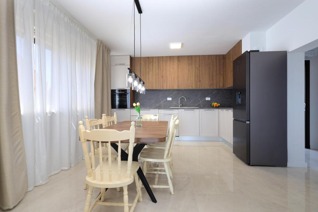 Bonaca Apartments With Terrace And Private Parking Kaštela المظهر الخارجي الصورة