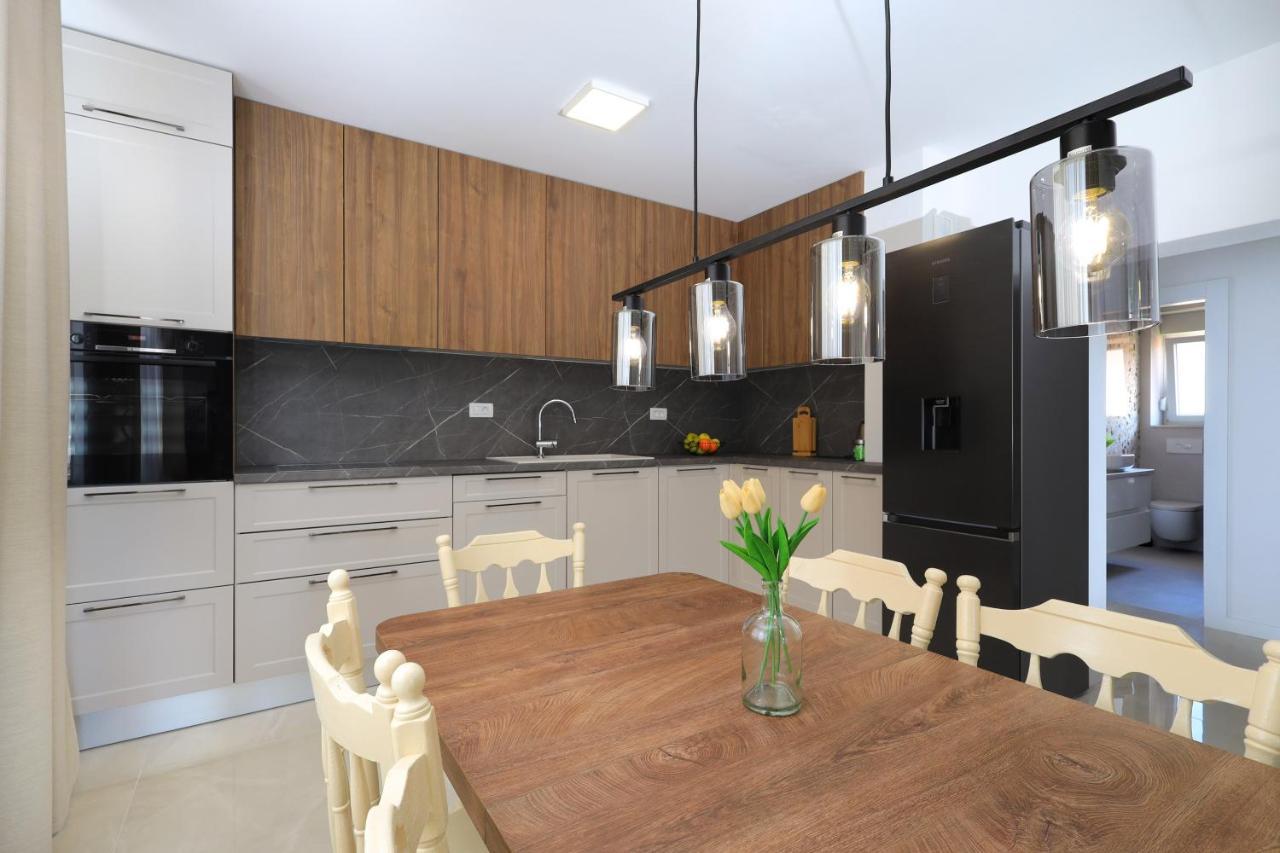 Bonaca Apartments With Terrace And Private Parking Kaštela المظهر الخارجي الصورة